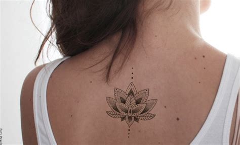 tatuajes sexis para mujeres|Tatuajes en la espalda que lucen sexis y delicados。